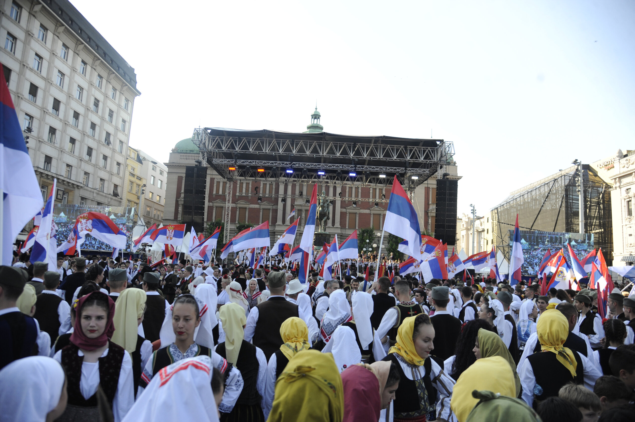 (FOTO) Kako je izgledala manifestacija "Jedan narod, jedan sabor - Srbija i Srpska" na Trgu republike u fotografijama? 7 (FOTO) Kako je izgledala manifestacija "Jedan narod, jedan sabor - Srbija i Srpska" na Trgu republike u fotografijama? 7