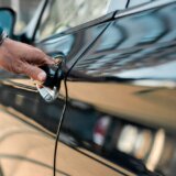 obijanje automobila uz pomoć novčića