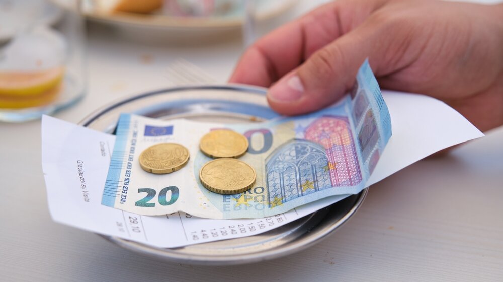 Skoro 60 odsto građana ne može da priušti sedam dana godišnjeg: Koja je stopa siromaštva u Crnoj Gori? 1