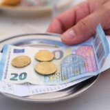 Sezona odmora se zahuktava: Kako najjeftinije plaćati u inostranstvu? 4