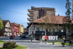 Građani beogradske opštine Sopot održali su u četvrtak uveče prvi zbor, posvećen lokalnim komunalnim problemima, a novo okupljanje zakazali su za 10. april, saopštili su danas učesnici te građanske inicijative, pokrenute na poziv studenata u blokadi.