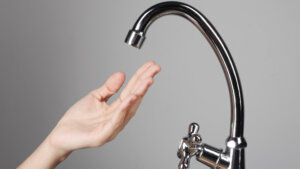 Više delova naselja Jajinci od juče je bez vodovodnog snabdevanja nakon što je došlo do mešanja kanalizacione i vodovodne cevi, objavili su stanari na društvenim mrežama. Građani su revoltovani i izašli su na ulice, tražeći hitnu intervenciju nadležnih.