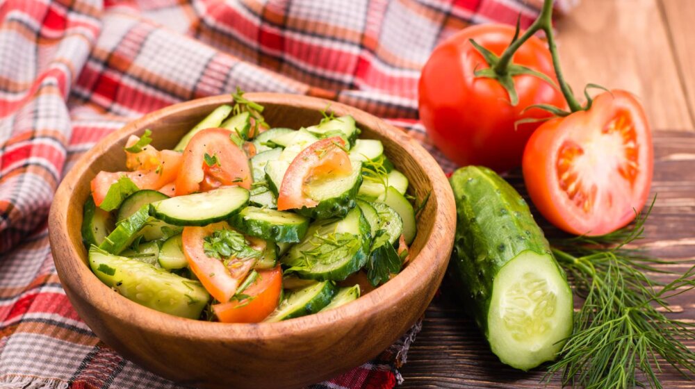 salata od paradajza i krastavaca