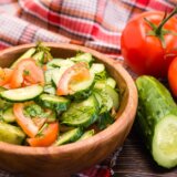 salata od paradajza i krastavaca