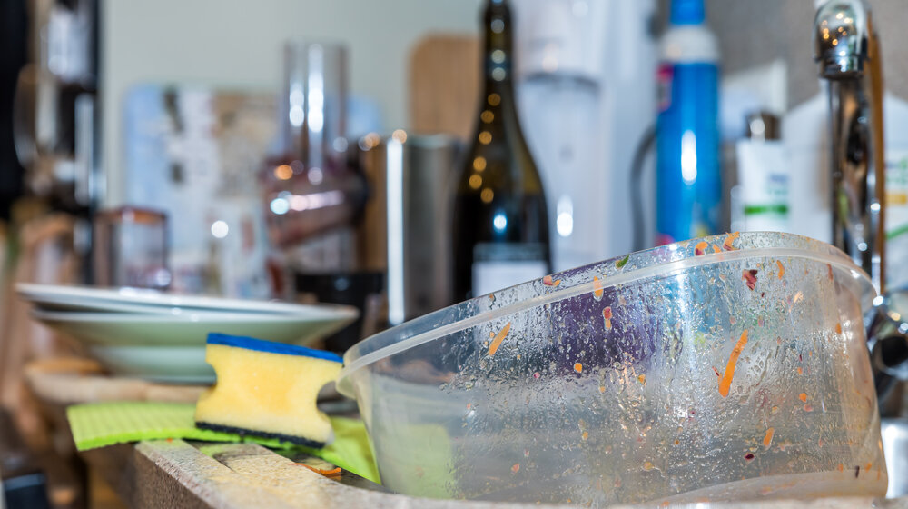 Ništa se ne pere teže od masne plastične posude: Viralni trik sa ubrusom rešava taj problem očas posla 1