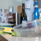 Ništa se ne pere teže od masne plastične posude: Viralni trik sa ubrusom rešava taj problem očas posla 3