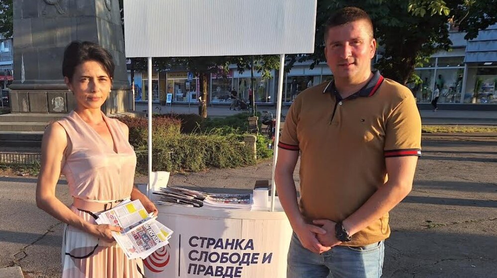 "Jula prošle godine ste, gospodine Ničiću, najavili izgradnju Hale sireva, ali mi i danas gledamo kako se prodavci muče na suncu" 1