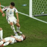 Mađari pretrnuli u potresnoj sceni: Nepomičnog Vargu izneli sa terena krijući ga ćebadima, u bolnicu prevezen u svesnom stanju 4