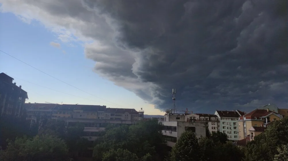 (MAPA, VIDEO) RHMZ izdao upozorenje za područje Vojvodine: Olujno nevreme stiglo u Bačku Palanku, oglasio se i AMSS 8