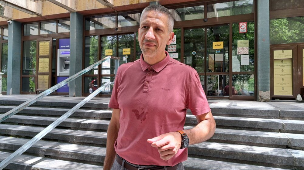 Advokat pritvorene Novosađanke osumnjičene za proganjanje profesora Jovine gimnazije: Htela je samo da zaštiti svoju ćerku koja je pretrpela nasilje u školi 1