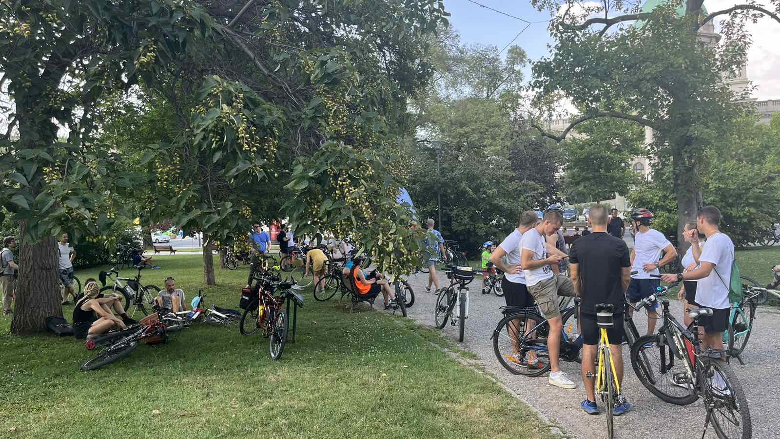 Biciklisti simbolično raširili žutu traku na Brankovom mostu u znak protesta (VIDEO, FOTO) 2