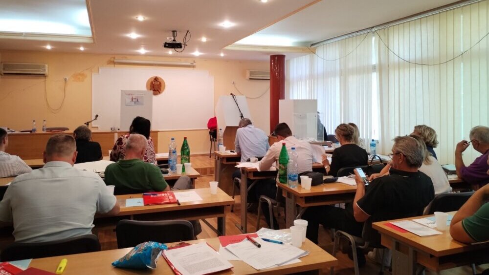 Lokalne skupštine u Vojvodini pod velom tajne, SNS krije svoj rad: Televizijskih prenosa sednica nema, a novinarima ulaz zabranjen 2 Lokalne skupštine u Vojvodini pod velom tajne, SNS krije svoj rad: Televizijskih prenosa sednica nema, a novinarima ulaz zabranjen 2