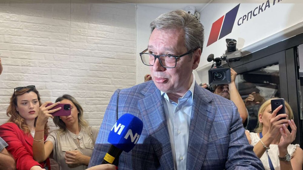 Vučić stigao u izborni štab SNS 1