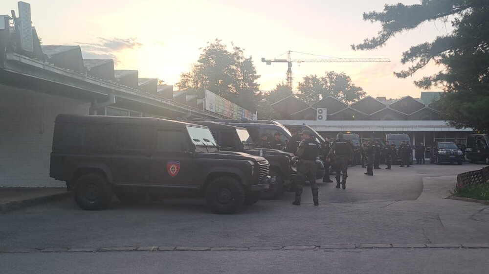 Napeto u Novom Sadu: Žandarmerija se grupisala, građani se okupljaju 1