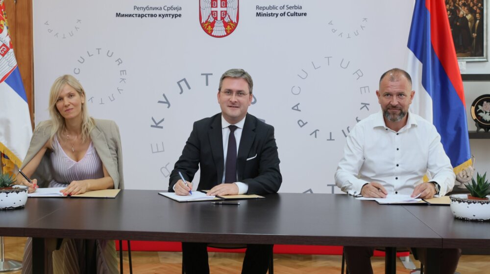 Selaković potpisao ugovore o rekonstrukciji i prenameni: Fabrika hartije „Milan Vapa“ postaje Teslin muzej 1