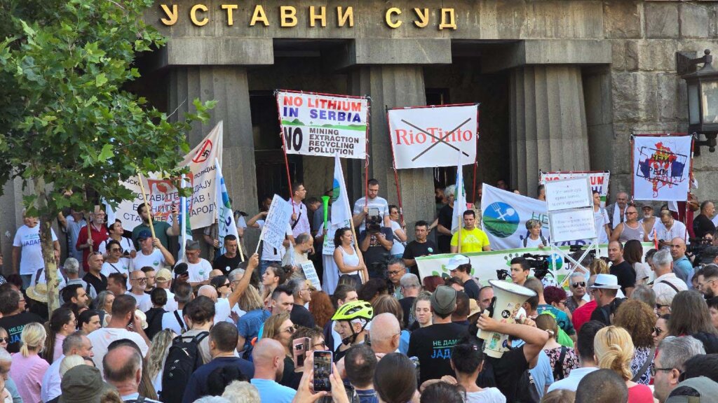 (VIDEO/FOTO) Protest ispred Ustavnog suda zbog projekta "Jadar": Predsednik suda odbio da primi aktiviste, poručili mu da za njih Ustavni sud više ne postoji 7