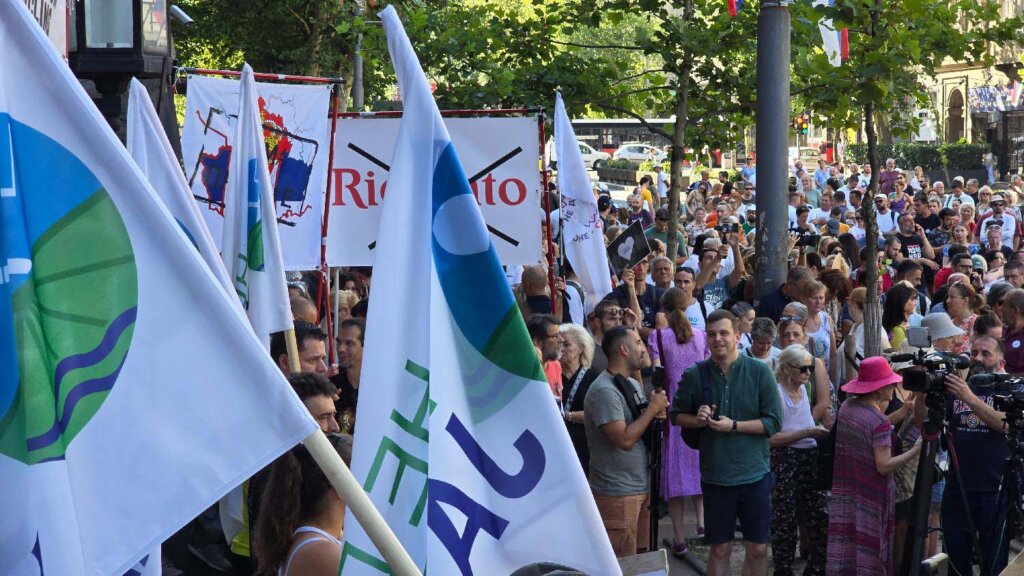 (VIDEO/FOTO) Protest ispred Ustavnog suda zbog projekta "Jadar": Predsednik suda odbio da primi aktiviste, poručili mu da za njih Ustavni sud više ne postoji 4