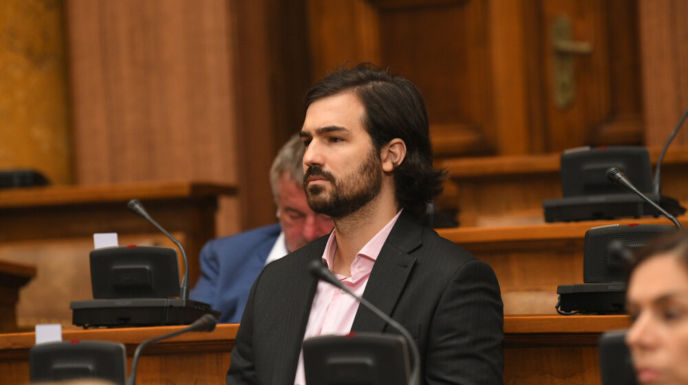 Unuk Slobodana Miloševića se "brecnuo" na naprednjake u Skupštini: "Biti komunista je privatna stvar" 1