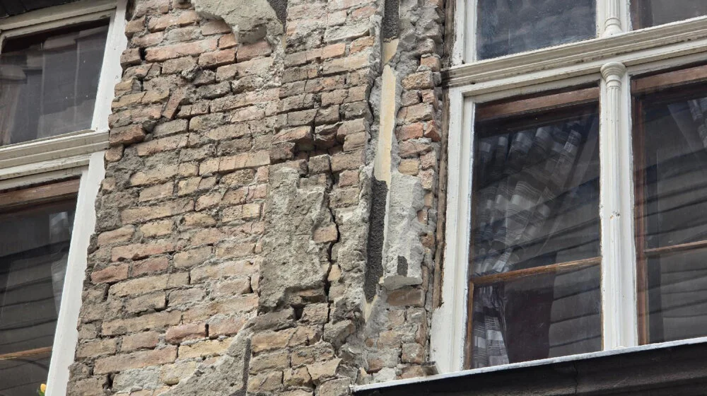 Obrušava se fasada u blizini Muzeja Jovana Cvijića 8