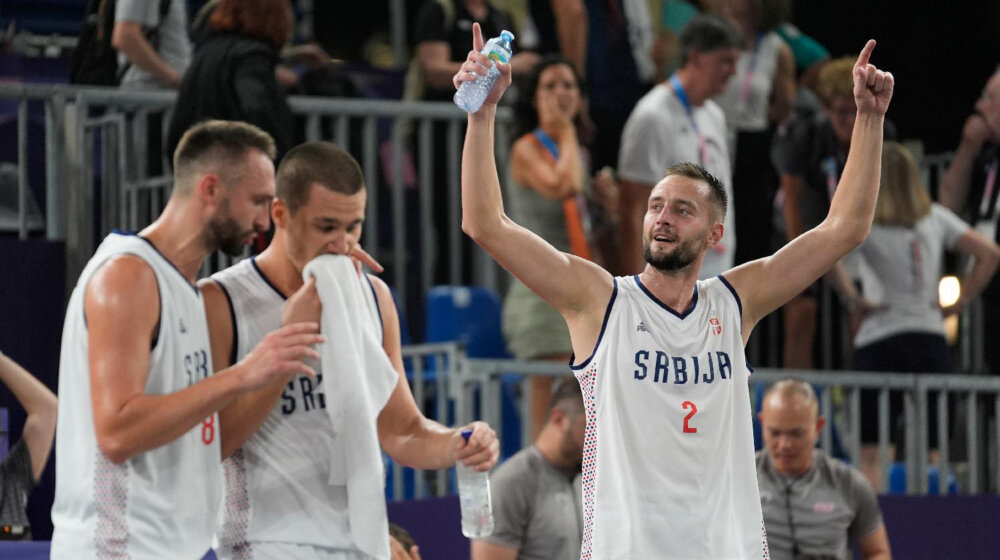Pobeda basketaša nad SAD proslavljena uz klasik Nade Topčagić: Jelisejskim poljima orilo se „Jutro je, jutro je" (VIDEO) 1