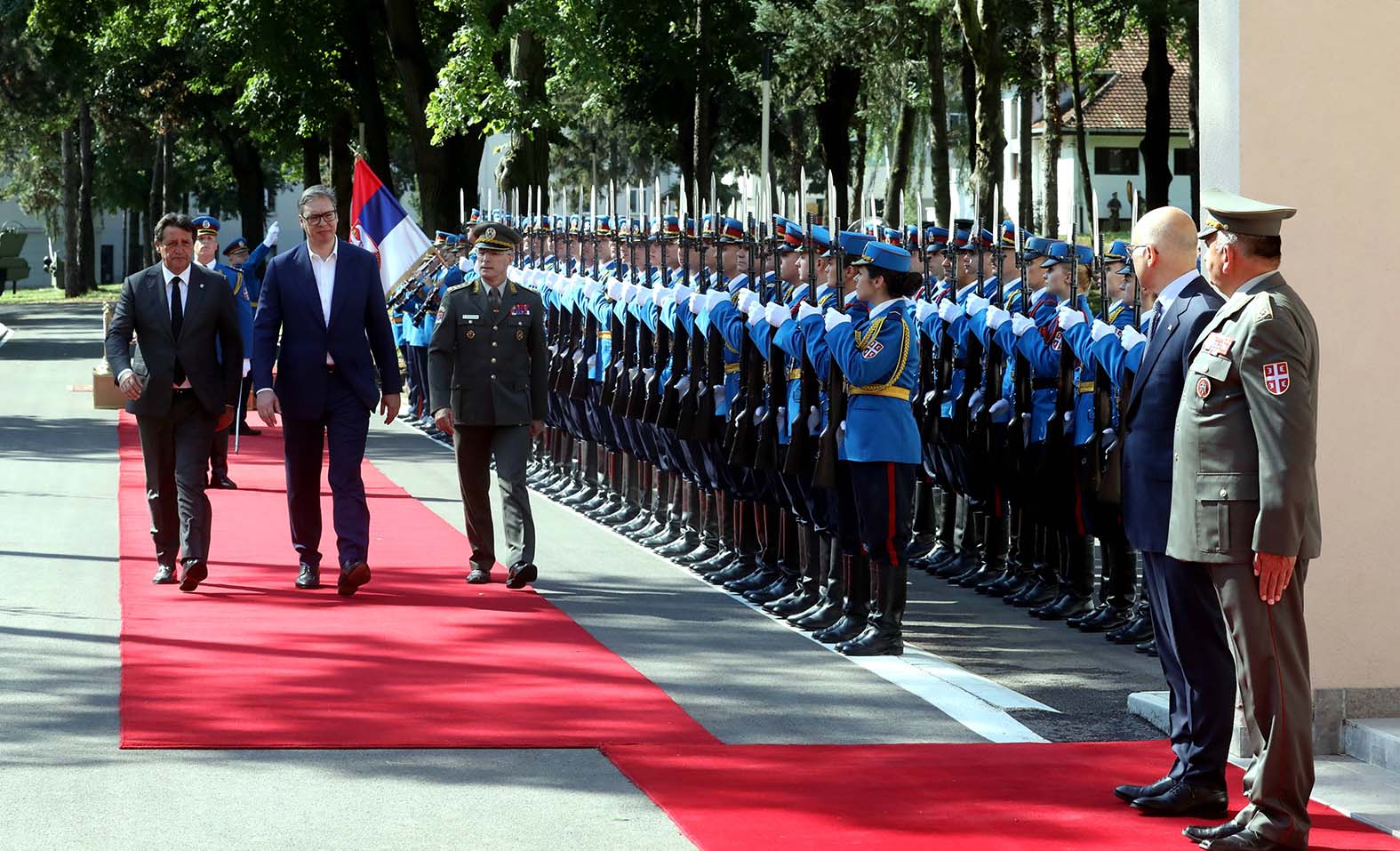 Slikanje sa vojskom Vučić praktikuje u pravilnim razmacima, kao antibiotik: Ponoš o obraćanju predsednika Srbije nakon sastanka sa vojnim vrhom 2 Slikanje sa vojskom Vučić praktikuje u pravilnim razmacima, kao antibiotik: Ponoš o obraćanju predsednika Srbije nakon sastanka sa vojnim vrhom 1