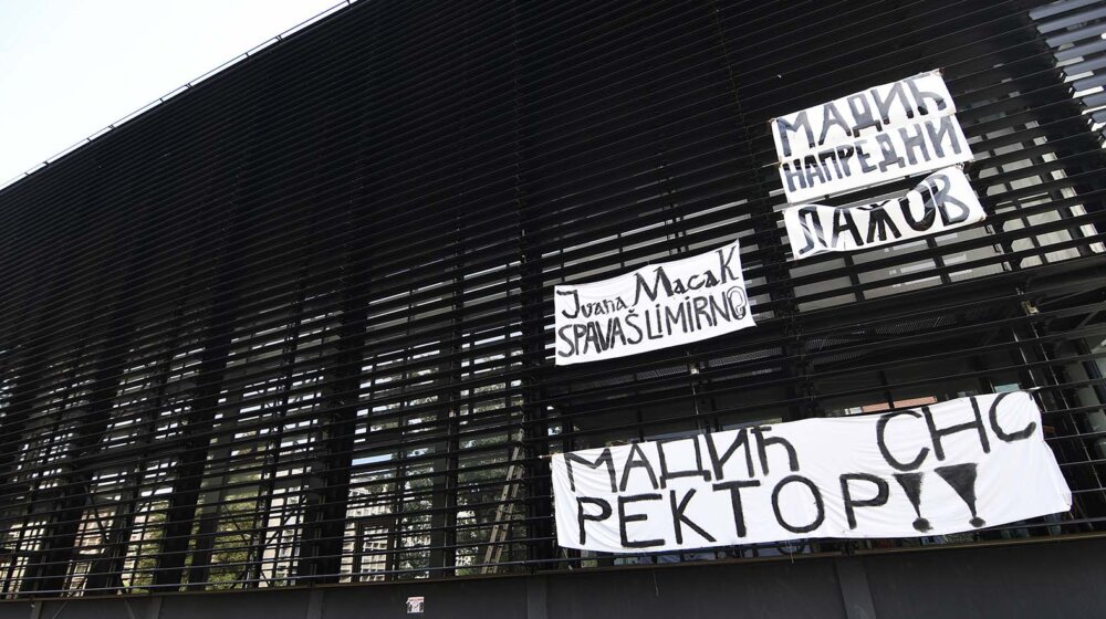 Novi transparenti protiv rektora u Novom Sadu: „Rektore, nije lepo to što lažeš“ 1