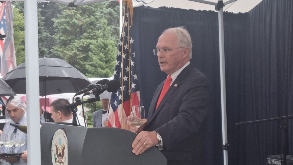 (FOTO) Kristofer Hil na prijemu u ambasadi: SAD žele da budu uz Srbiju i sa drugim partnerima 2 (FOTO) Kristofer Hil na prijemu u ambasadi: SAD žele da budu uz Srbiju i sa drugim partnerima 2