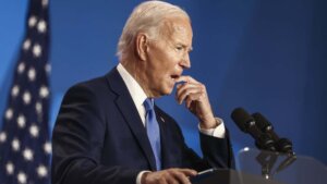 Bivši predsednik SAD Džozef Bajden prima hormonsku i terapiju zračenjem, kao deo nove faze lečenja agresivnog oblika raka prostate koji mu je dijagnostikovan nakon napuštanja funkcije, saopštila je njegova pomoćnica.