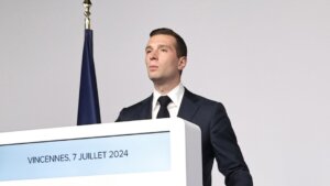 Krivični sud u Montobanu na jugu Francuske danas je osudio 74-godišnjeg muškarca koji je razbio jaje o glavu lidera ekstremno desničarske stranke Nacionalno okupljanja Žordana Bardele tokom potpisivanja knjige krajem novembra, na šestomesečnu uslovnu kaznu zatvora i novčanu kaznu.