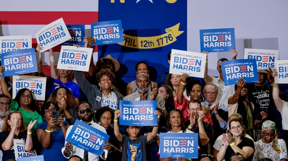 Kamala Haris preuzela Bajdenov službeni profil na X, jedna od prvih objava je mem 1