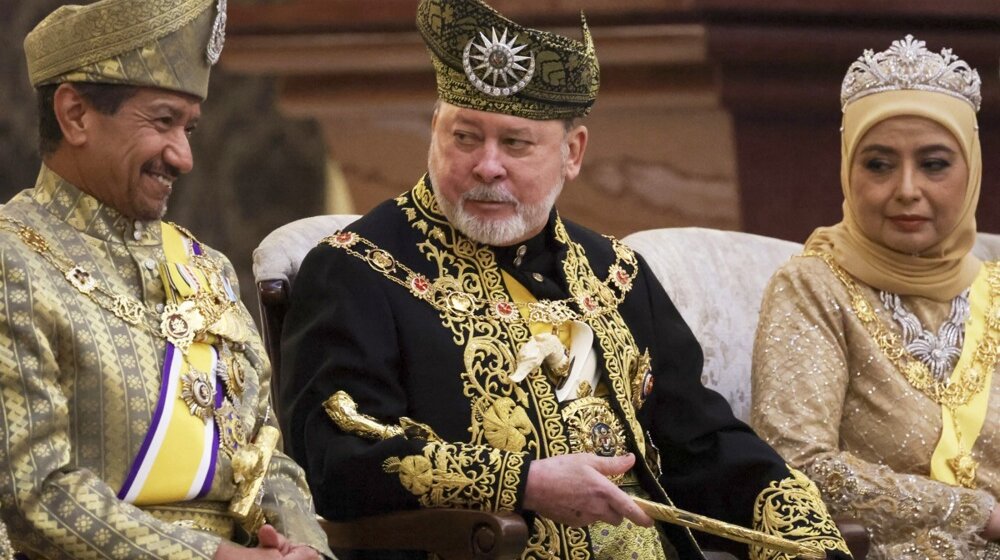 "Putuje svojim luksuznim motorom Harli-Dejvidson i deli poklone": U Maleziji krunisan kralj sultan milijarder 1