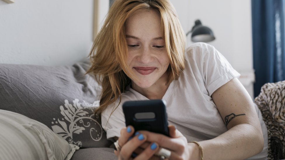 „U početku su očekivanja velika, a onda, razočaranje”: Zašto su ljubavni sastanci postali muka 4 Žena koristi mobilni telfon