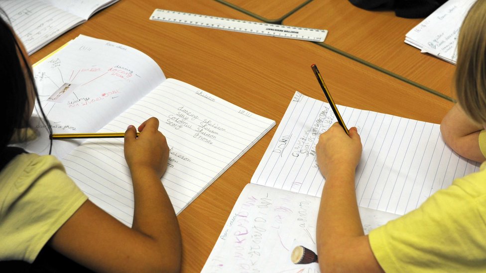 Biblioterapija: „Čitajući knjigu čitamo sami sebe" 2 deca