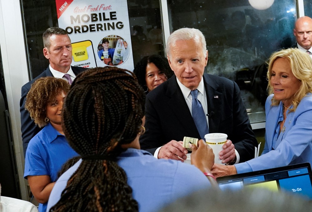 Izbori u Americi 2024: Pristalice demokrata zabrinute zbog Bajdena, porodica ga uverava da se ne povlači 5 bajden i džil bajden