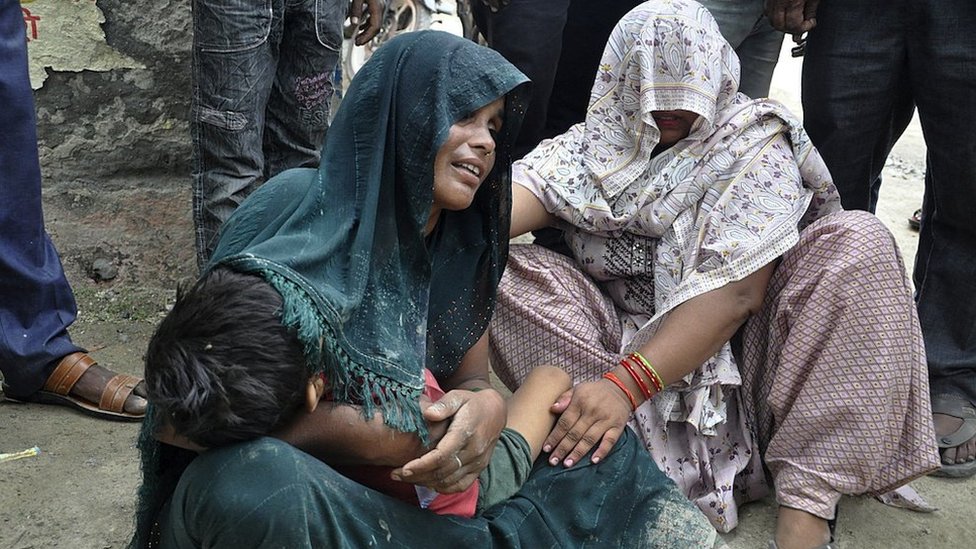 Više od 120 mrtvih u stampedu na verskom skupu u Indiji 2 majka sa detetom