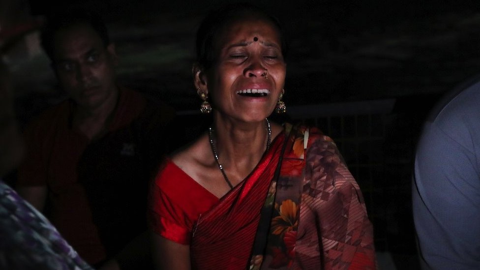 Više od 120 mrtvih u stampedu na verskom skupu u Indiji 3 majka