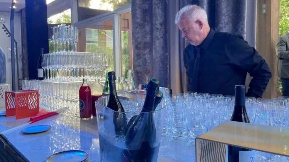 Izbori u Francuskoj: Neočekivan obrt, levica osvojila većinu, desnica poražena 4 šampanjac, barmen