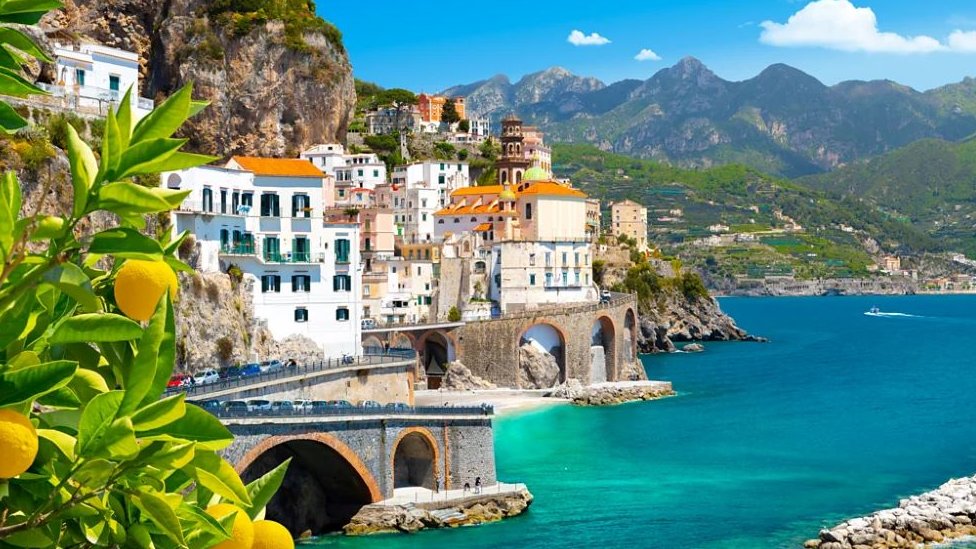 Serije i Netfliks: Riplijeva „dolce vita” je crno bela, ali gradići duž obale Amalfi su jarkih boja 1 Atrani