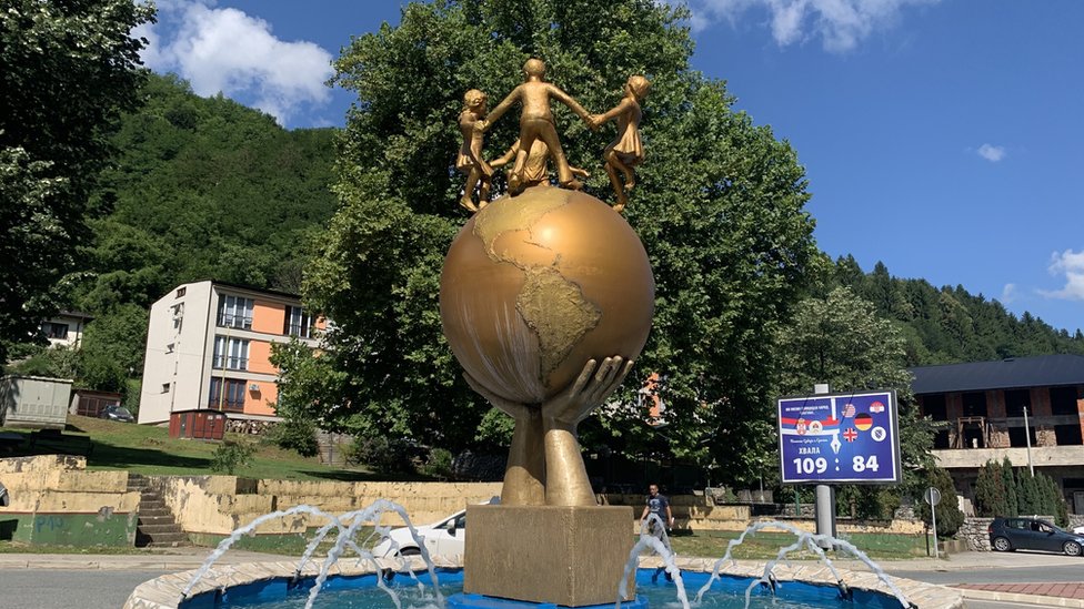 Srebrenica posle rezolucije: „Isto nema ljudi kao i pre, isto nema posla“ 5 Fontana prijateljstva i poruka "Mi n ismo genocidni narod"