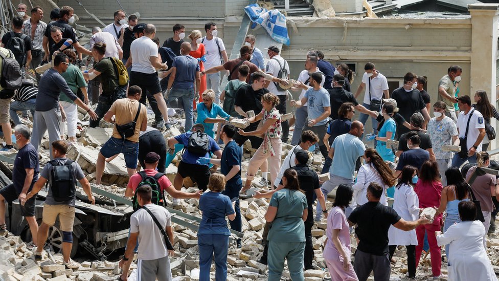 Rusija i Ukrajina: Desetine mrtvih u napadu na nekoliko ukrajinskih gradova, pogođena i dečja bolnica u Kijevu 13 Kijev, bolnica