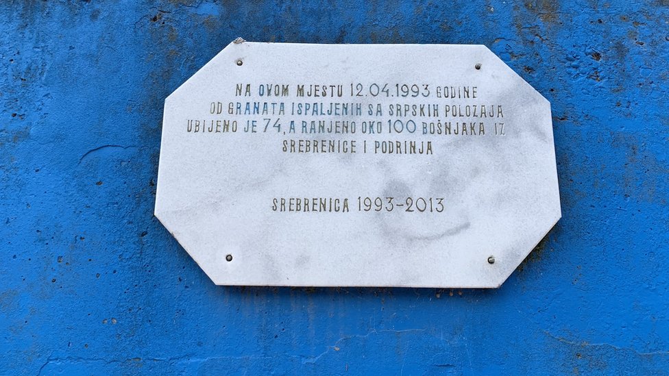 Srebrenica posle rezolucije: „Isto nema ljudi kao i pre, isto nema posla“ 10 Ploča na modernm sportskom terenu ispred škole