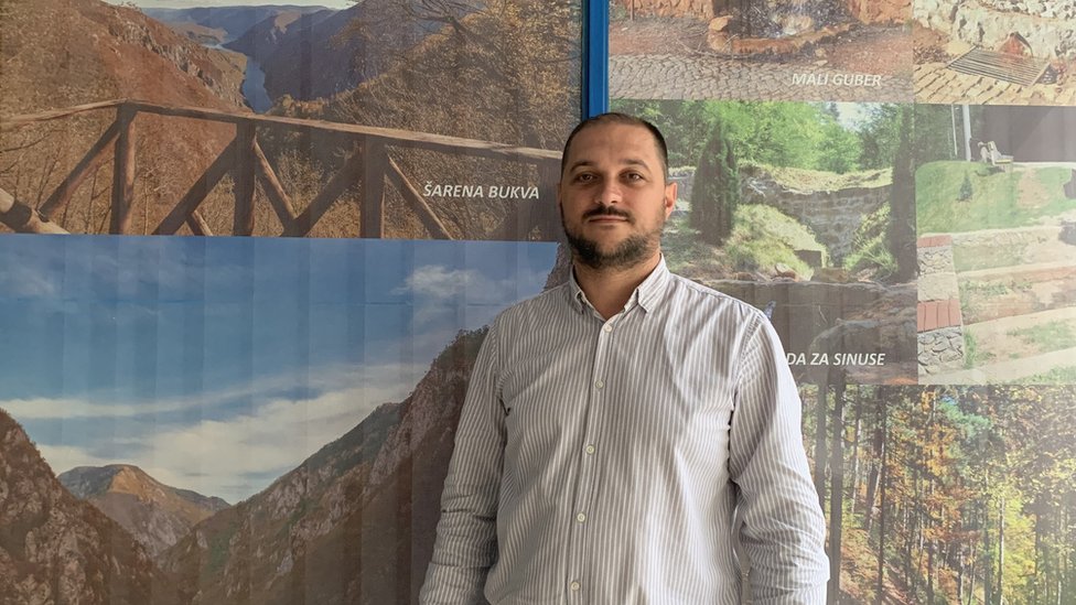 Srebrenica posle rezolucije: „Isto nema ljudi kao i pre, isto nema posla“ 7 Slaviša Petrović ispred panoa sa prirodnim lepotama ovog kraja