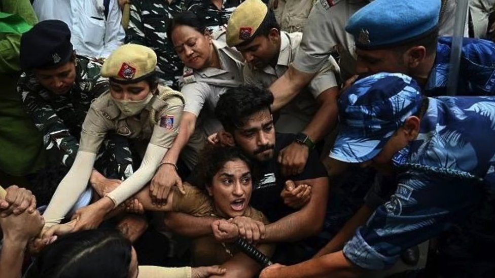 Pariz 2024: Indijske rvačice se spremaju za Olimpijske igre posle skandala sa seksualnim zlostavljanjem 2 Protesti iz 2023. godine završili su u vestima svih svetskih medija nakon što su privedene vrhunske sportistkinje