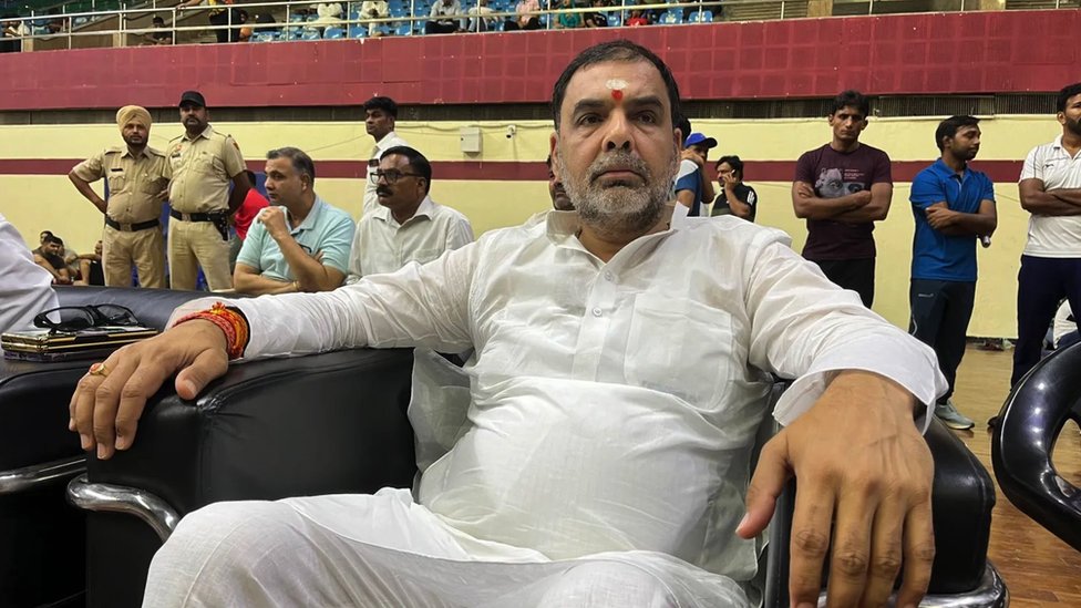 Pariz 2024: Indijske rvačice se spremaju za Olimpijske igre posle skandala sa seksualnim zlostavljanjem 5 Novi šef VFI-ja Sandžej Sing kaže da on vodi glavnu reč u savezu sada