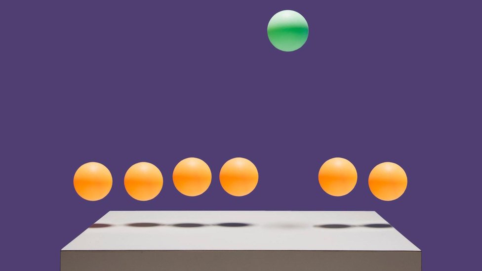 Nauka: Koje su prednosti autsajdera 1 Šest loptica iznad podloge i zelena loptica koja je odskočila više od ostalih