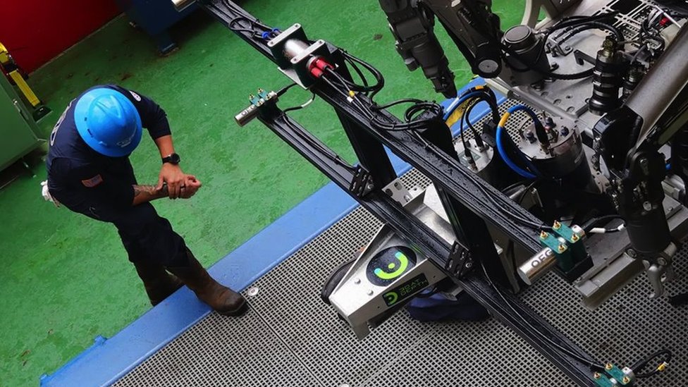 Misija do Titanika planira do sada najdetaljnije mapiranje olupine 4 Rori Golden kaže da će spomen-ploča za Pola-Anrija Nargolea biti postavljena uspravno u sedimentu