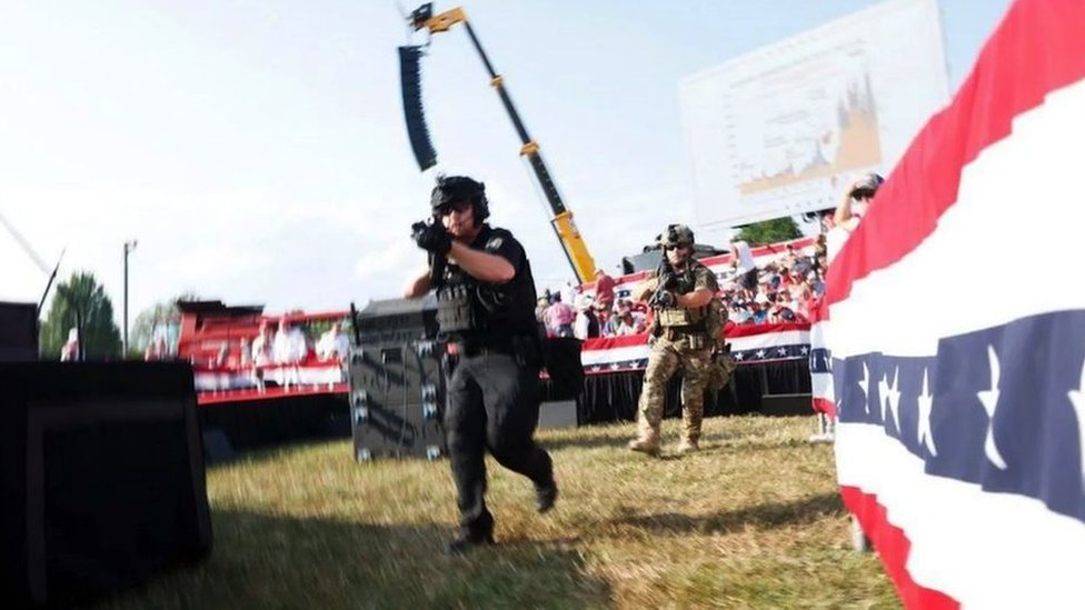 Predsednički izbori u Americi 2024: Tramp posle pokušaja atentata poziva Amerikance da budu 'ujedinjeni', otkriveni detalji o napadaču 1 Security officers search for the gunman