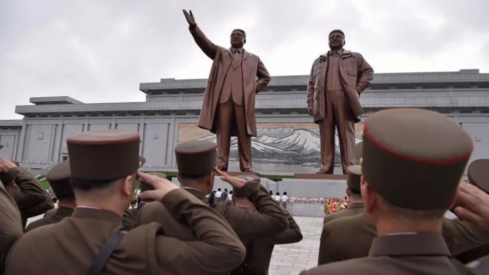 Severna i Južna Koreja: Visoki severnokorejski zvaničnik prebegao na Jug 1 Statue Kim Džong Ila i Kim Il Sunga