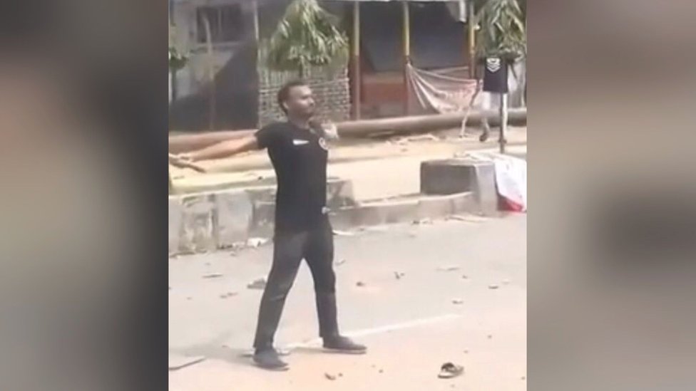 „Nije držao oružje u ruci”: Student ubijen na protestima u Bangladešu 1 Fotografija kruži društvenim mrežama na kojoj je student raširenih ruku bez vatrenog oružja