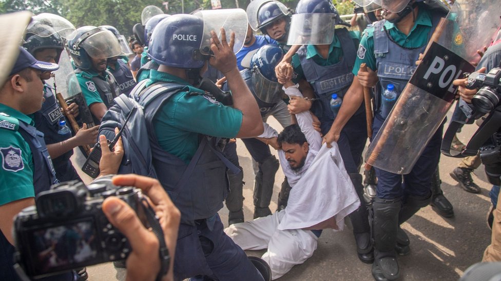 „Nije držao oružje u ruci”: Student ubijen na protestima u Bangladešu 3 Policija hapsi jednog od studenata u kampusu Univerziteta u Daki